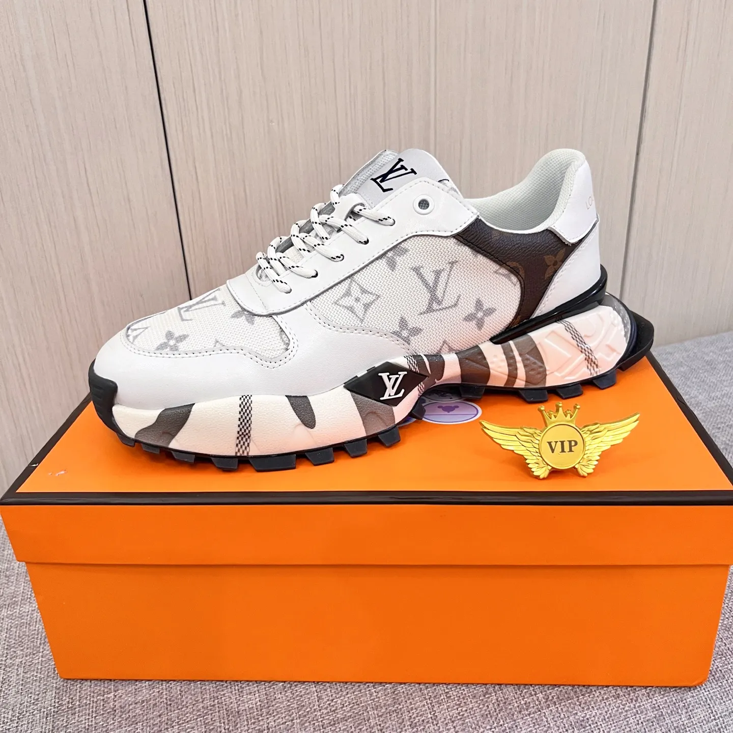 Men's shoes💰 460💰[LV]🔥Louis Vuitton, high-end men's shoes brand, official website 1:1 latest masterpiece: the upper is made of Italian imported first-layer cowhide with a comfortable and breathable lining➕original non-slip and wear-resistant outsole🔥, making walking more convenient and comfortable! An exclusive new model, a stunning work, a beautiful 1:1 replica [color] compared to the official quality! Create a fashionable personality to set off your uniqueness! A must-have for trendy men! Classic 🔥 Size: 38-44 Color: 🔥 2 colors available 🔥.